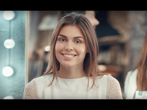 Брюнетку ебут в машине