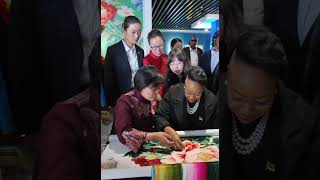 Primeira-Dama visitou o Centro de Serviço da Mulher e Desenvolvimento da Criança em Xining na China.
