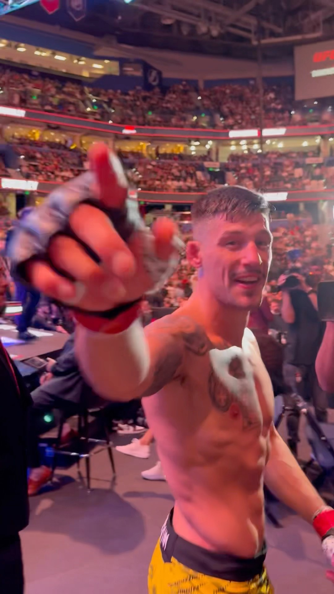 Joel Álvarez sale del octagono con la victoria tras un KO espectacular en Tampa #ufcespanol #ufc