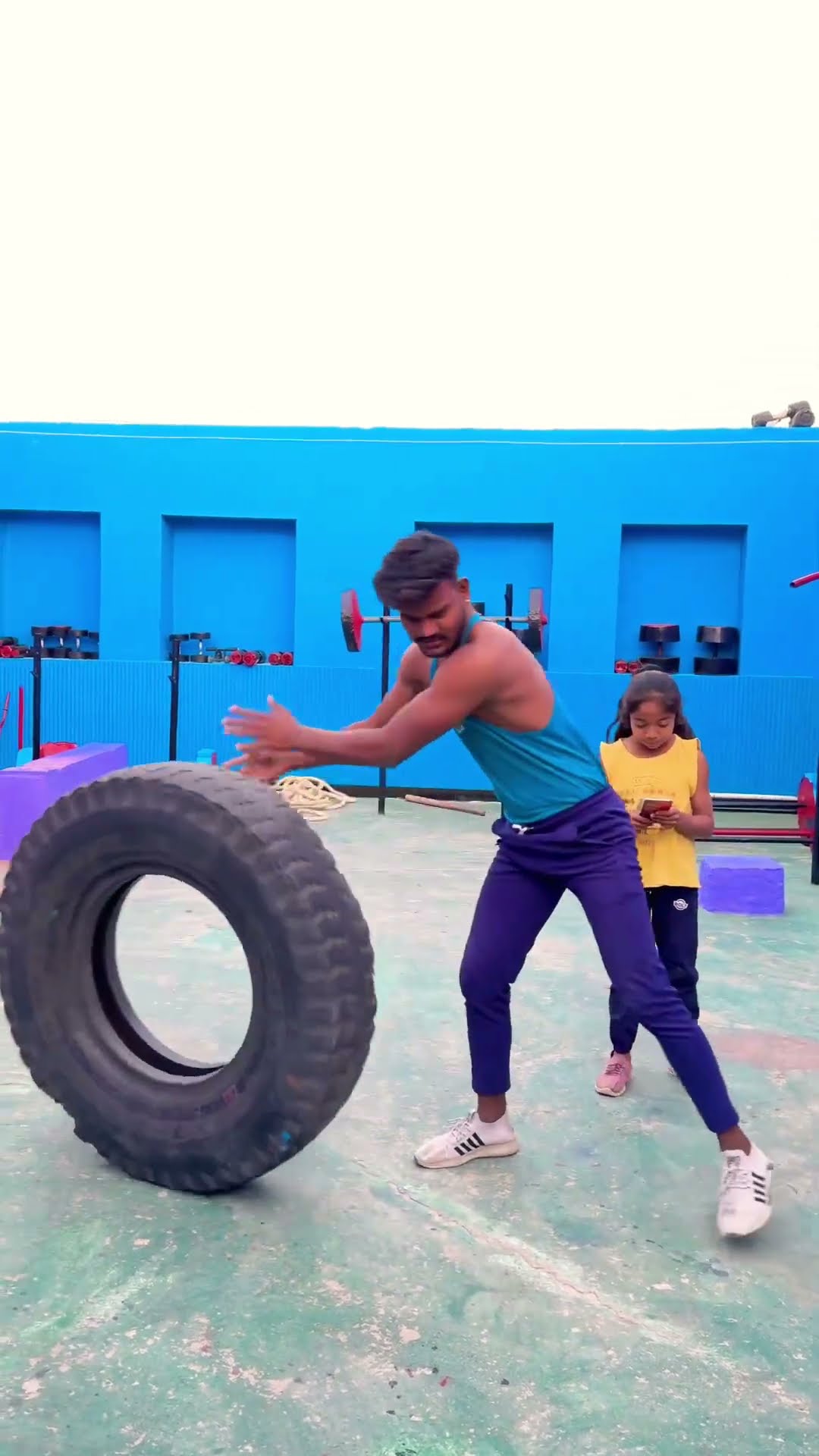 Tire ke niche aa gaya ??? #shortvideo #funnyvideo #comedy