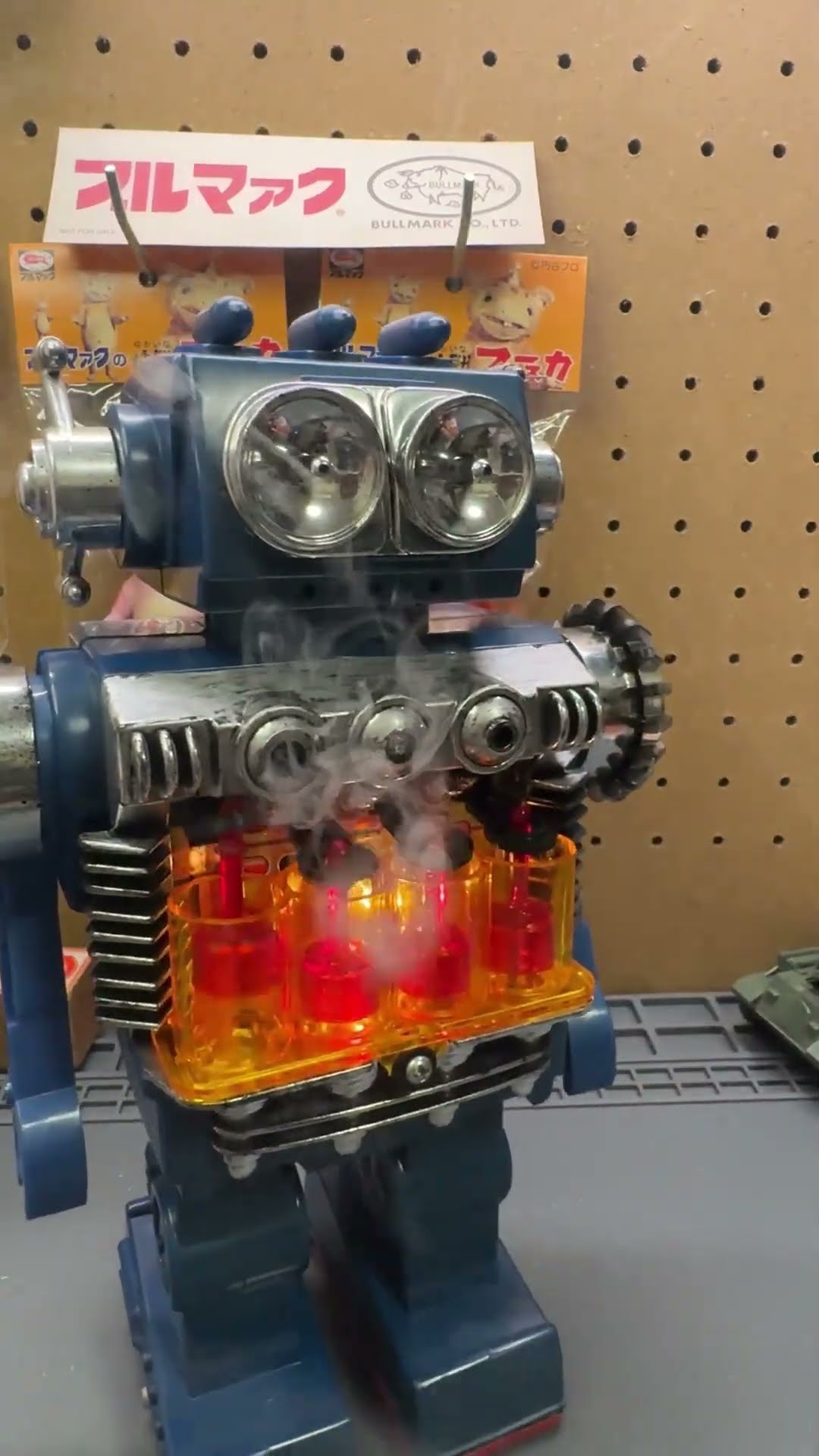 昭和のブリキロボット、煙を吐いて復活。 #Shorts #TinToy - YouTube