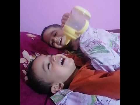 بيبي توأم يتبادلان الرضاعة بطريقة مسلية بعدين ولعت        