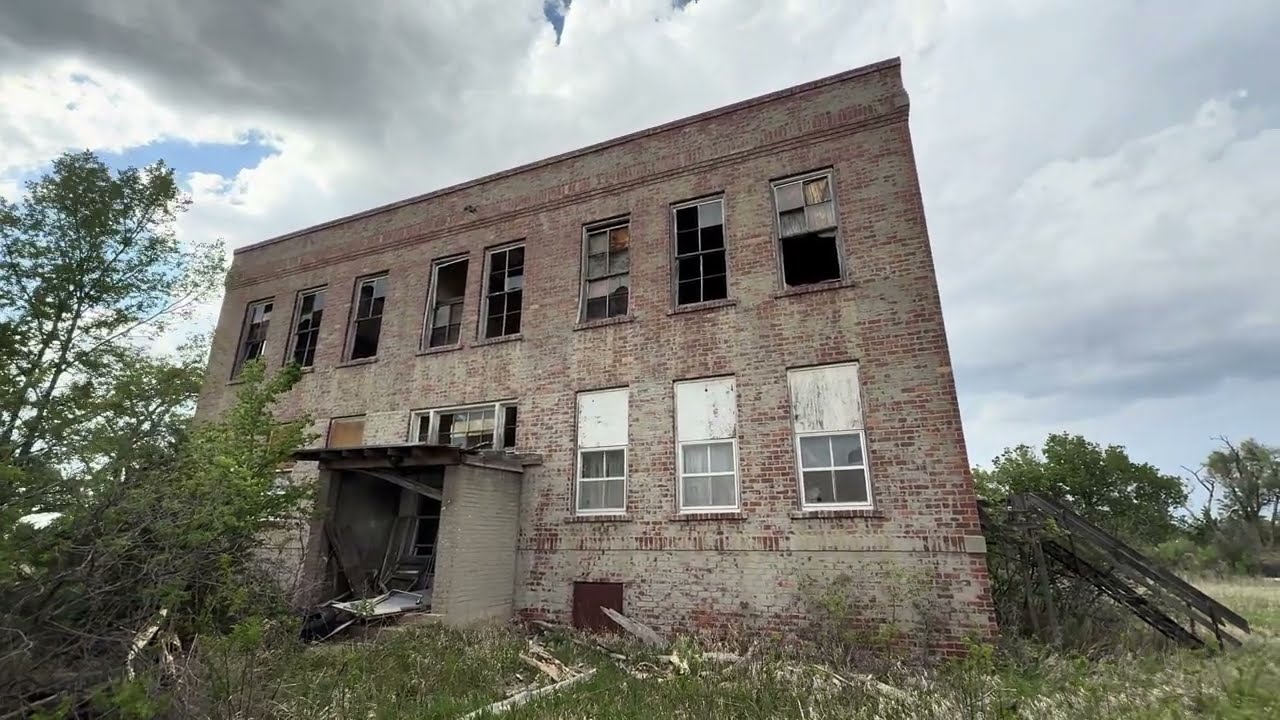 BACKWOODS USA 4K - ABANDONED SMALL TOWN SCHOOL TAKEN OVER BY VULTURES URBEX URBAN RURAL EXPLORATION