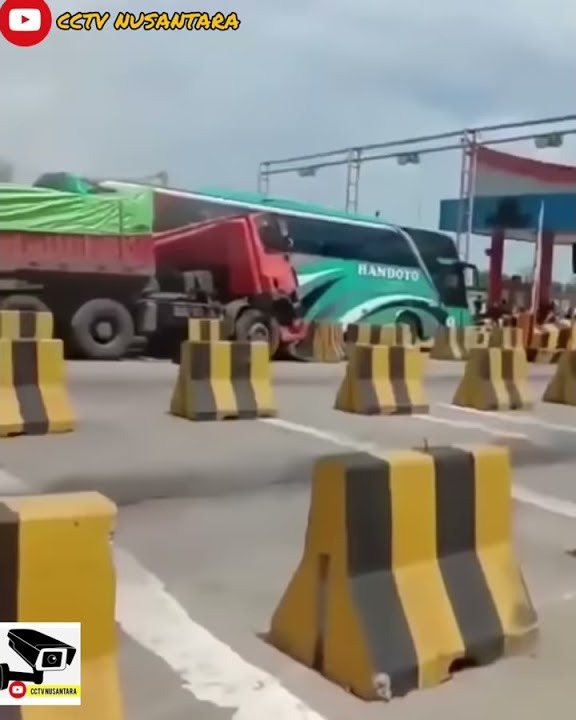 Truk menabrak bus handoyo di pelabuhan Bakauheni.