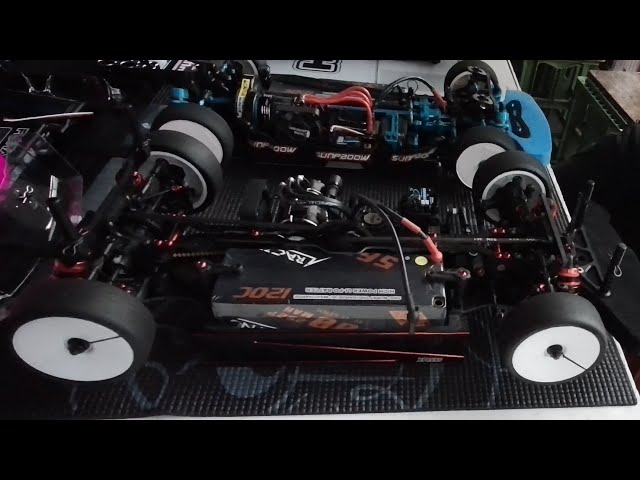 XPRESS XQ2S vs TAMIYA TRF419 in ホビーフィールドKUH - YouTube