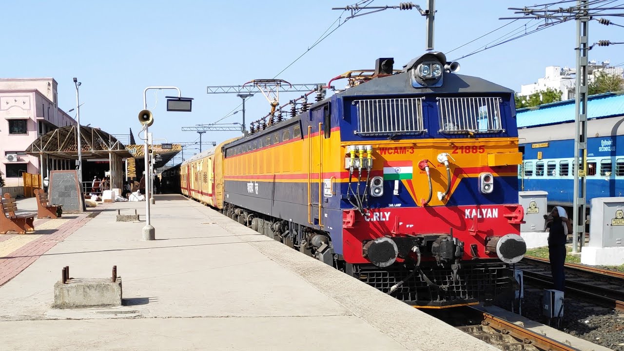 12111 Mumbai CSMT-Amravati SF Express Arrival and Announcement at ...