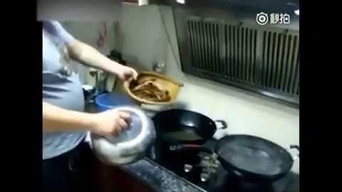 khi đàn ông vào bếp nấu nướng