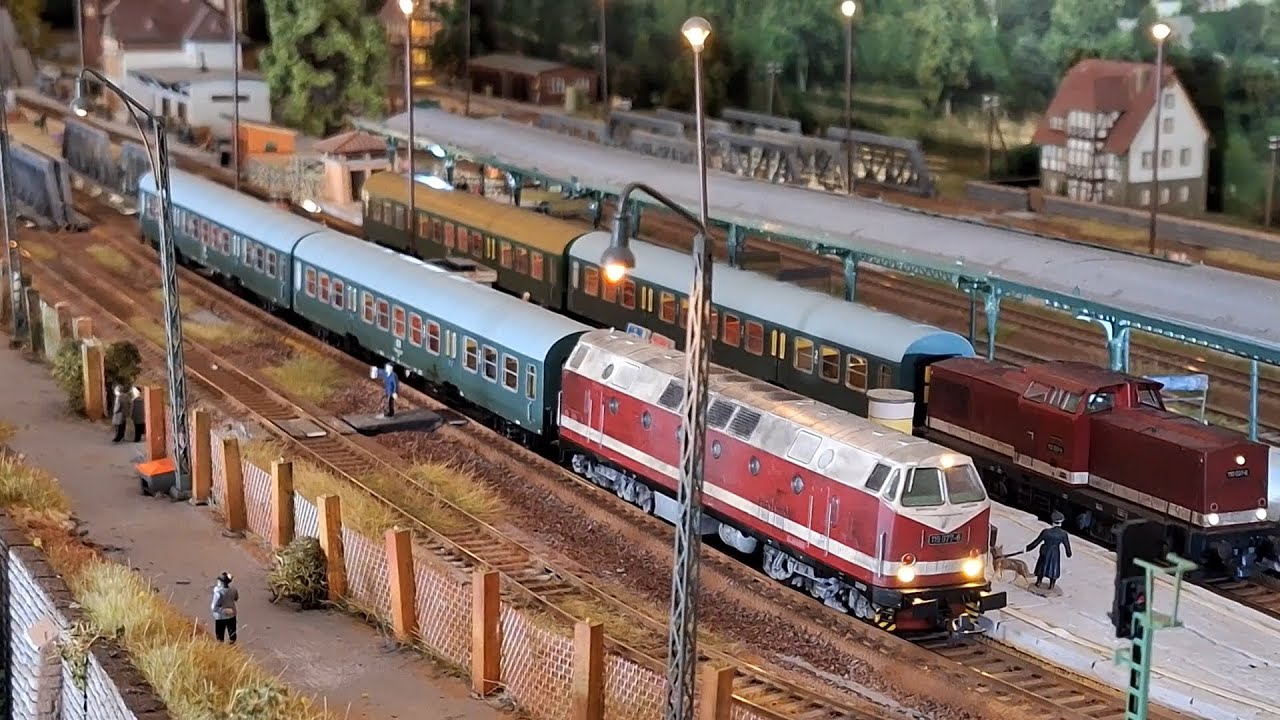 TRIX / (NEU ) DR-HALBERSTÄDTER - MITTELEISTIEGSWAGEN -BELEUCHTUNG AB WERK (VORSTELLUNG)