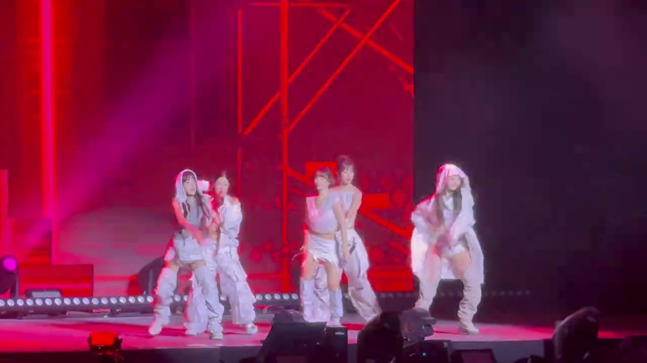 Le sserafim easy crazy hot tour mexico 231125 18