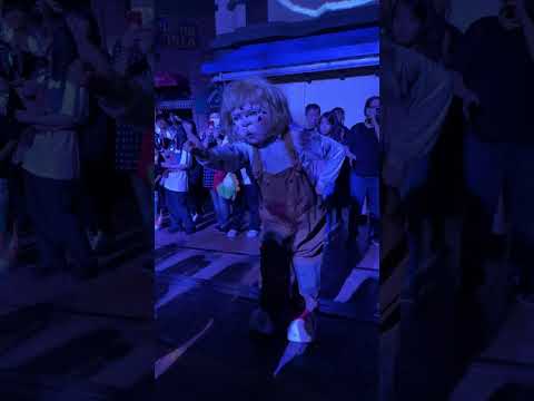 【USJ ホラーナイト】ひび割れ顔で怖いけど実は優しい人形ゾンビのシャリラダンス