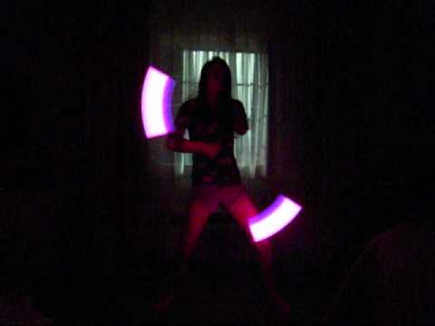 Anna Ke$ha Glowstringing [glowsticking.com]