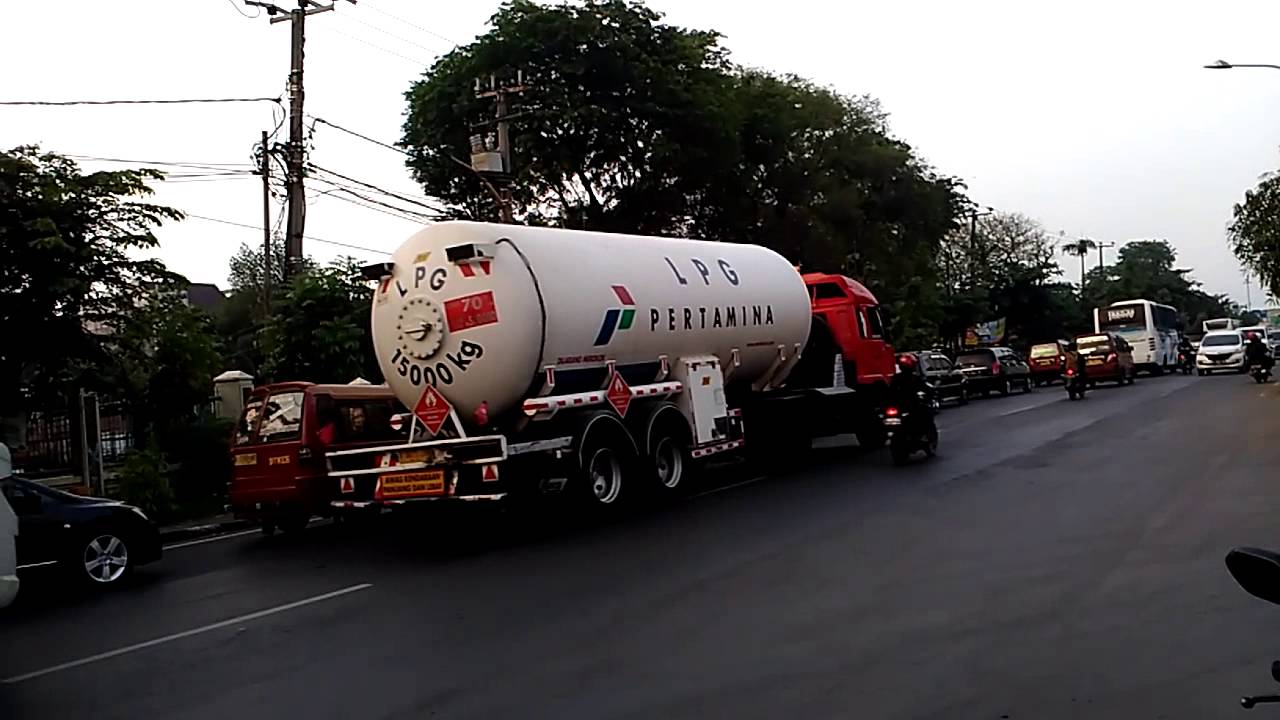 Telolet Truck  Pertamina  LPG Klakson Freeng Bejeu YouTube