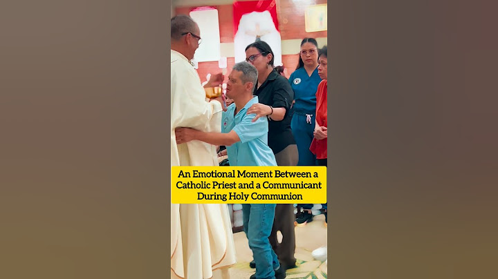 An Emotional Moment Between a Catholic Priest & a Communicant During Holy Communion #newpope #usa