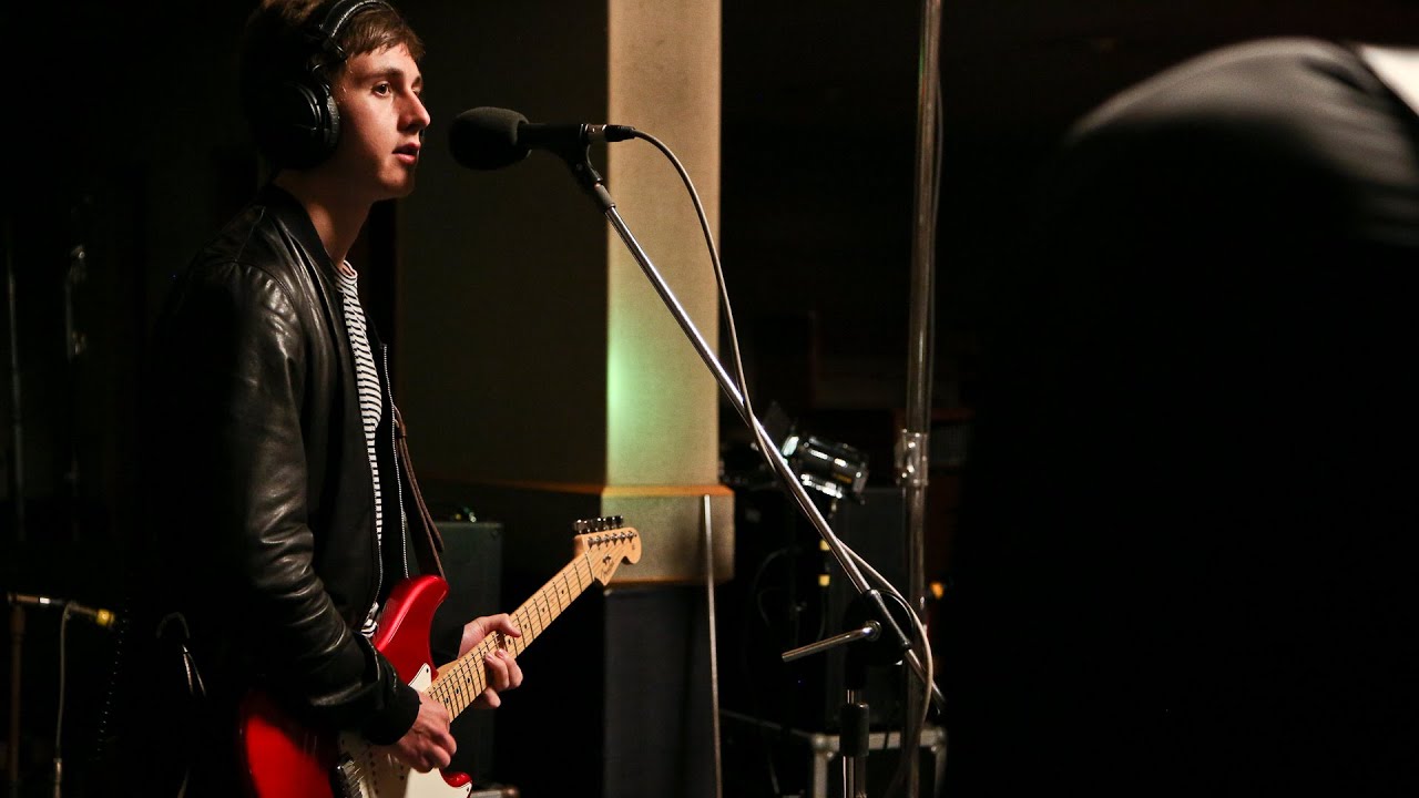 Guarda The Sherlocks - Chasing Shadows (Maida Vale session) su YouTube Guarda The Sherlocks - Chasing Shadows (Maida Vale session) su YouTube