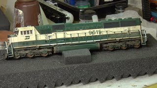 Weathering HO Locomotives . Part 3.  Airbrush, pastels and Rolling Road