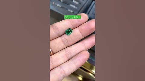 natural emerald,  nặng 1,35 ct. tự nhiên 100%. giá 18 triệu.