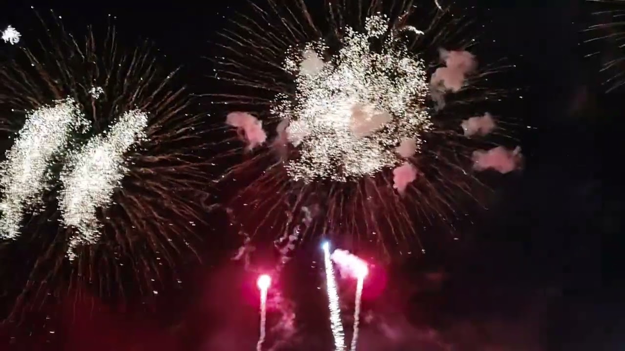 Novoroční ohňostroj Kladno 1.1.2024 (pouze půlka)