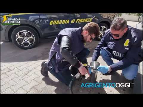 Video Carburante mescolato con altre sostanze in un distributore: scattano denuncia e sequestro