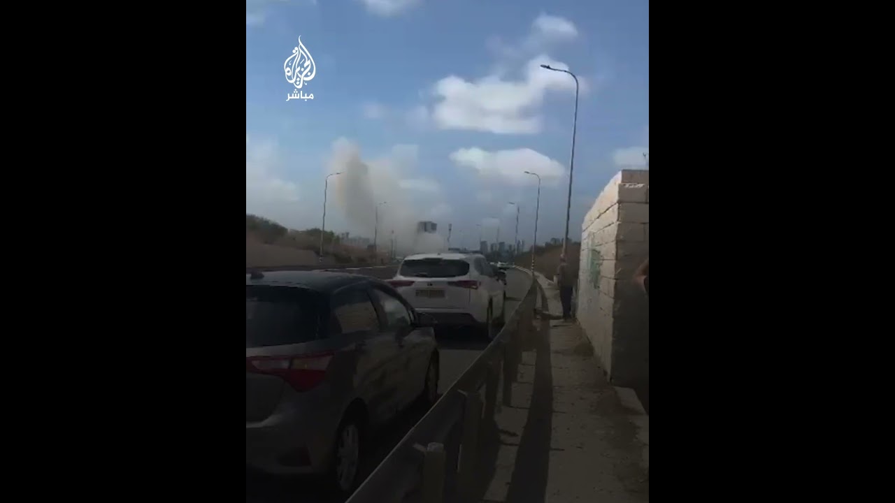 مشاهد متداولة لسقوط عدد من الصواريخ أُطلقت من لبنان على مقبرة في مدينة حيفا المحتلة شمالي إسرائيل