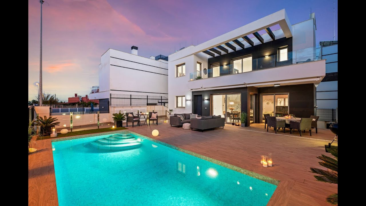 Luxury villa with 4 bedrooms, private pool, basement and roof terrace in Villamartin