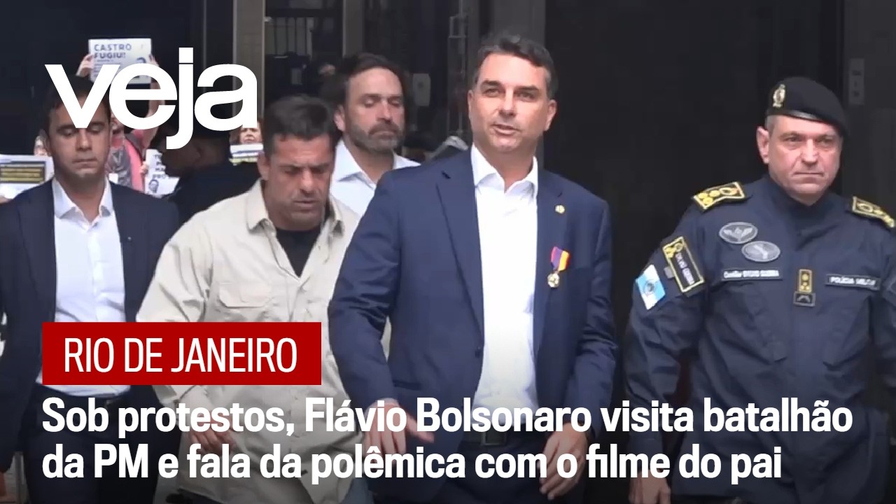 Sob protestos, Flávio Bolsonaro visita batalhão da PM no Rio e fala da polêmica com o filme do pai