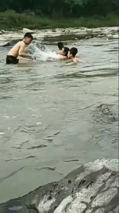 Ada anak kecil nangis, tapi ga keliatan.. Serem kalau mandi di sungai, mana sepi... 😧