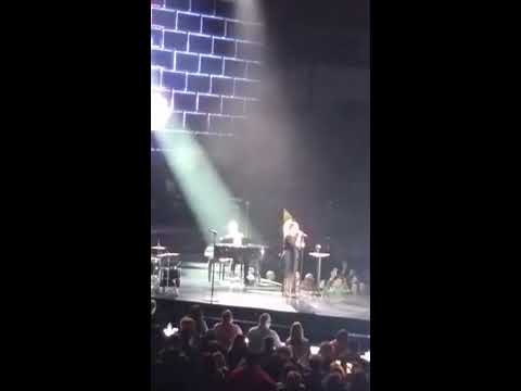 Kelly Clarkson Dancing