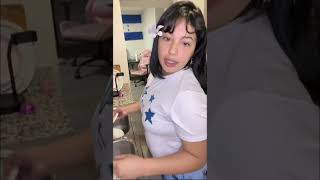 Branquinha Perfeitinha De Legging Azul E Blusinha Branca Lavando A Louça - Part 15