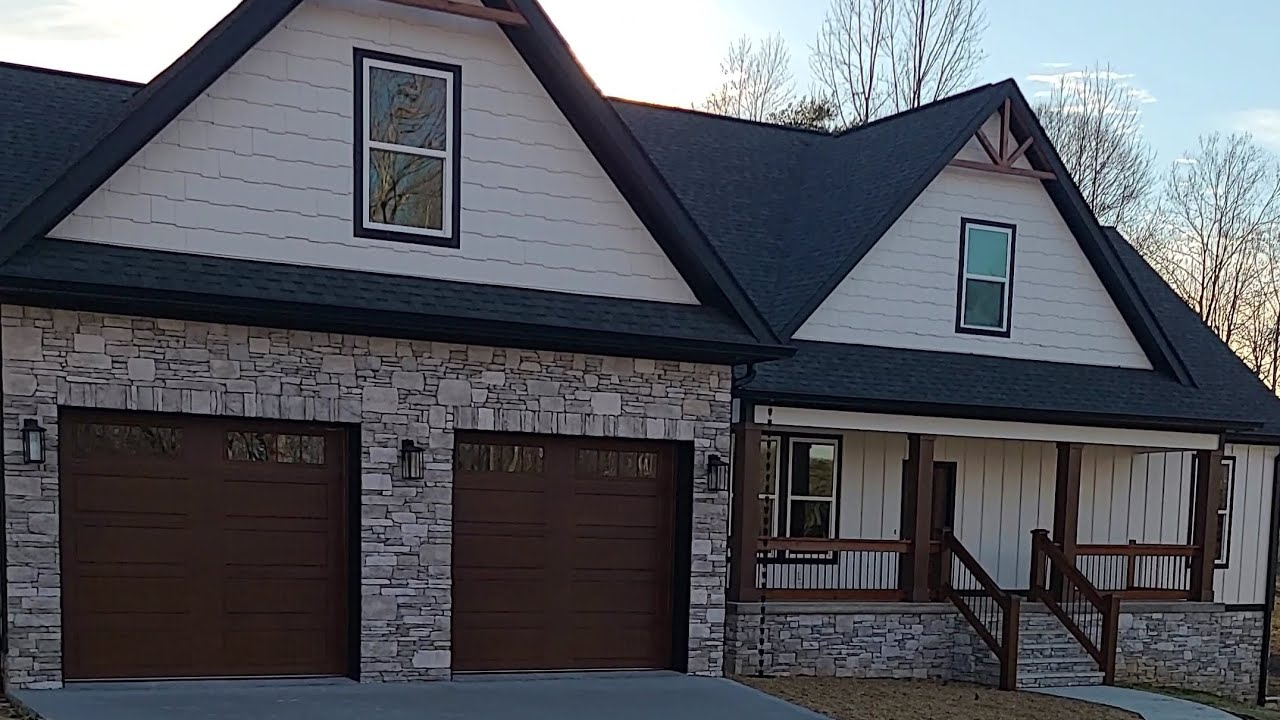 Soddy Daisy 4800sf Custom Home on .96 Acre Lot, 2 Kitchens, & rollin