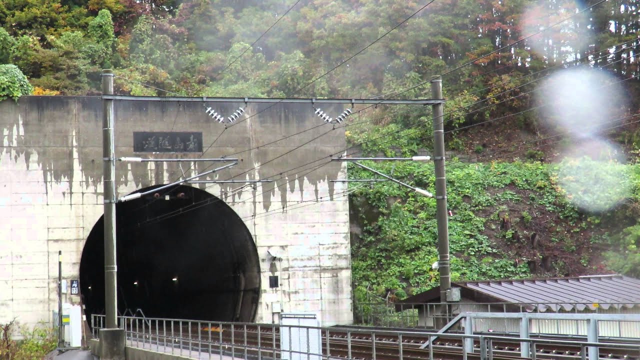 青函トンネルに進入するスーパー白鳥号と脱出する白鳥号