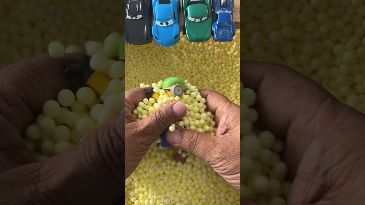 Digging grains find funny minion on roller skates toys