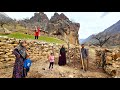 The life of the nomads When the whole family gathers together to build a stable