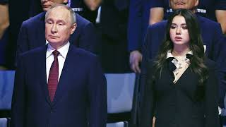 Президент России Владимир Путин и Камила Валиева на церемонии открытия «Игр будущего»