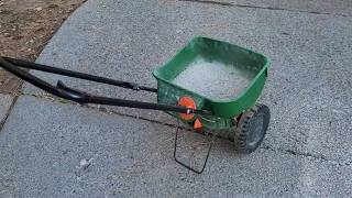 Scotts Turf Builder EdgeGuard Mini Broadcast Spreader Review