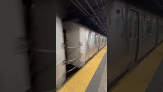 R46 G train arriving at metropolitan ave lorimer street