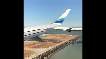 A parallel landing at SFO ✈️ #viralvideo #shorts #news #airplanes