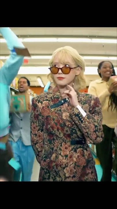 Download lagu IU - Shopper MV