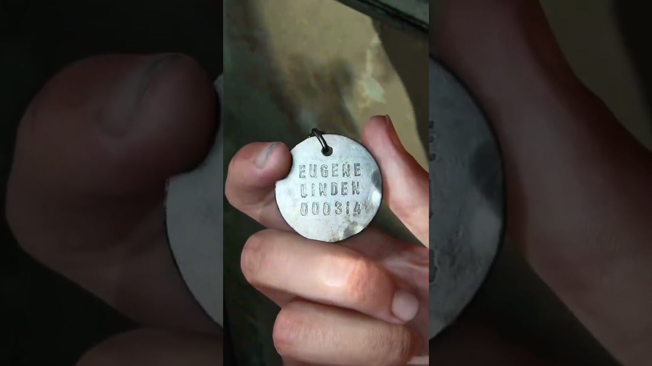 Ellie Finds a Firefly Pendant: A Hidden Treasure in The Last of Us 2! 🔍✨