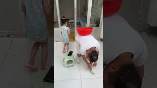 Thumbnail for 女兒拿走了爸爸的錢還順便在他身上放了一盆水,爸爸追也追不了#funny#坑爹#搞笑