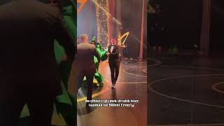 Bülent Ersoy Altınkelebek Ödül Töreninde Elbisesiyle Yurmekte Sorun Yaşadı .Ülentersoy