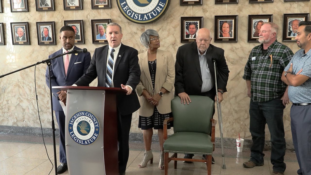 Пресс-конференция округа Джексон по вопросу финансирования некоммерческих организаций со стороны ...