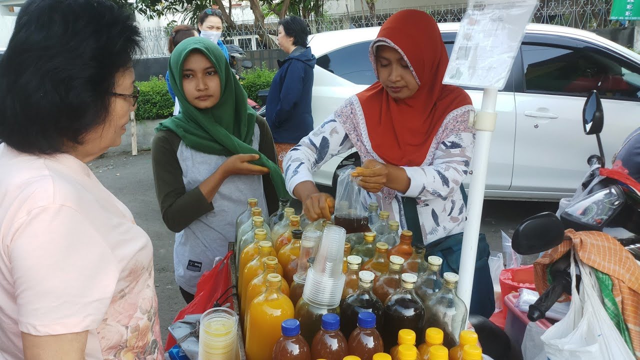 MINUMAN SEHAT!!! IBU INI BERJUALAN 58 BOTOL JAMU SEHARI PAKAI MOTOR