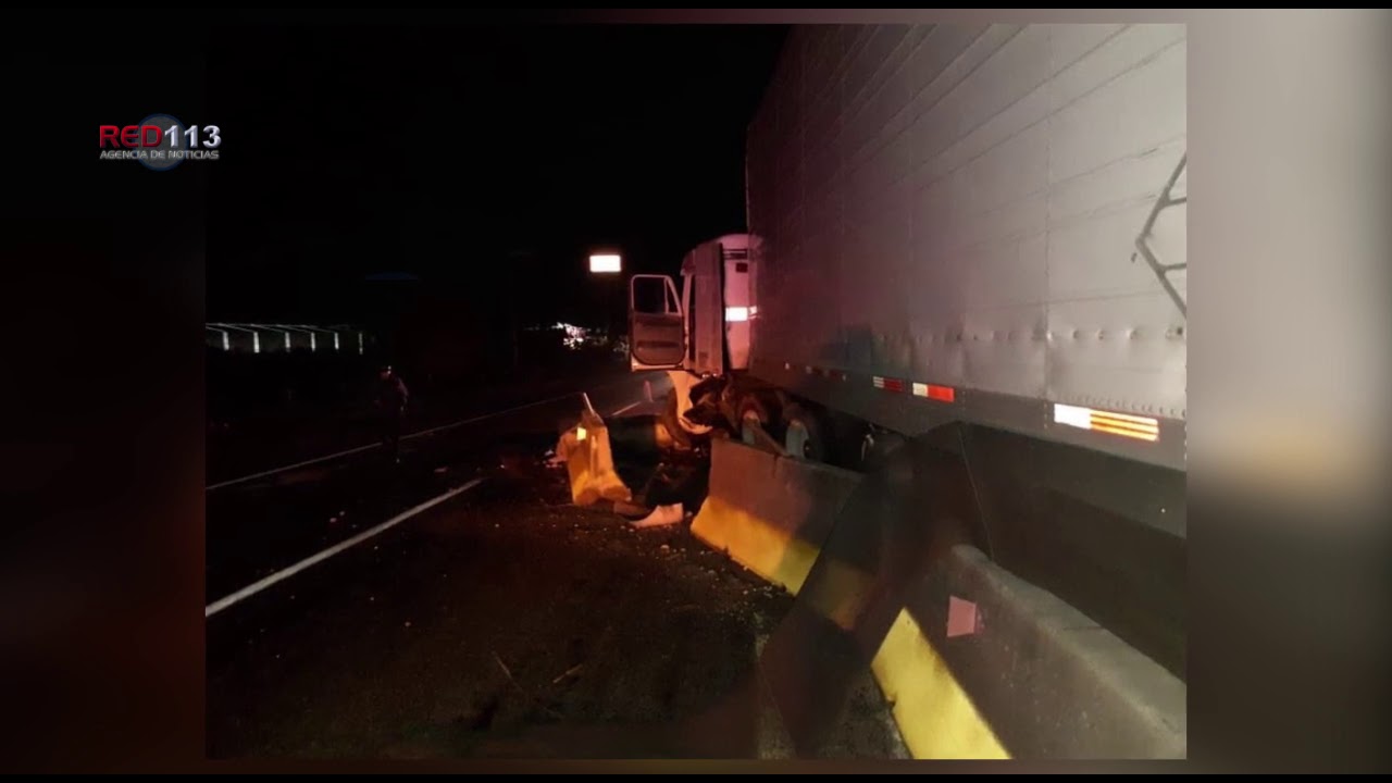 Tráiler choca contra muro de contención en la carretera Morelia ...