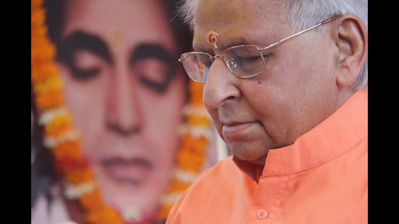 Swami Veda Bharati addressing participants of a Teachers Training Program  斯瓦米韋達帕若瑅對參加師資培訓課程學員講話