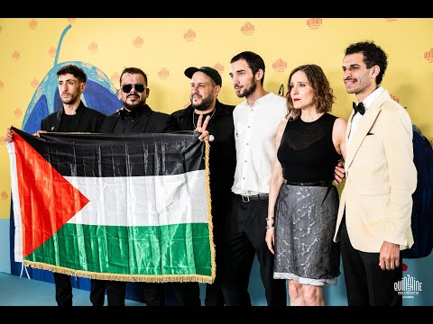 منذر رياحنه رفع العلم الفلسطيني في مهرجان كان السينمائي