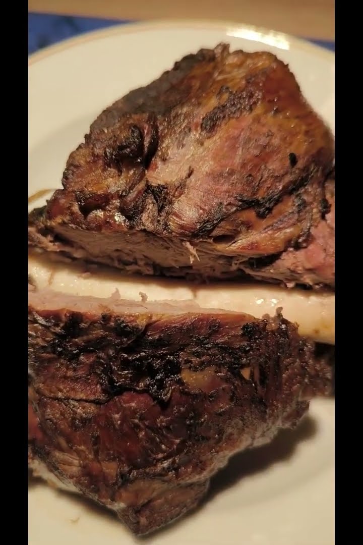 Lammkeule mit Minzsauce, Bacon im Speckmantel und Rosmarinkartoffeln ...