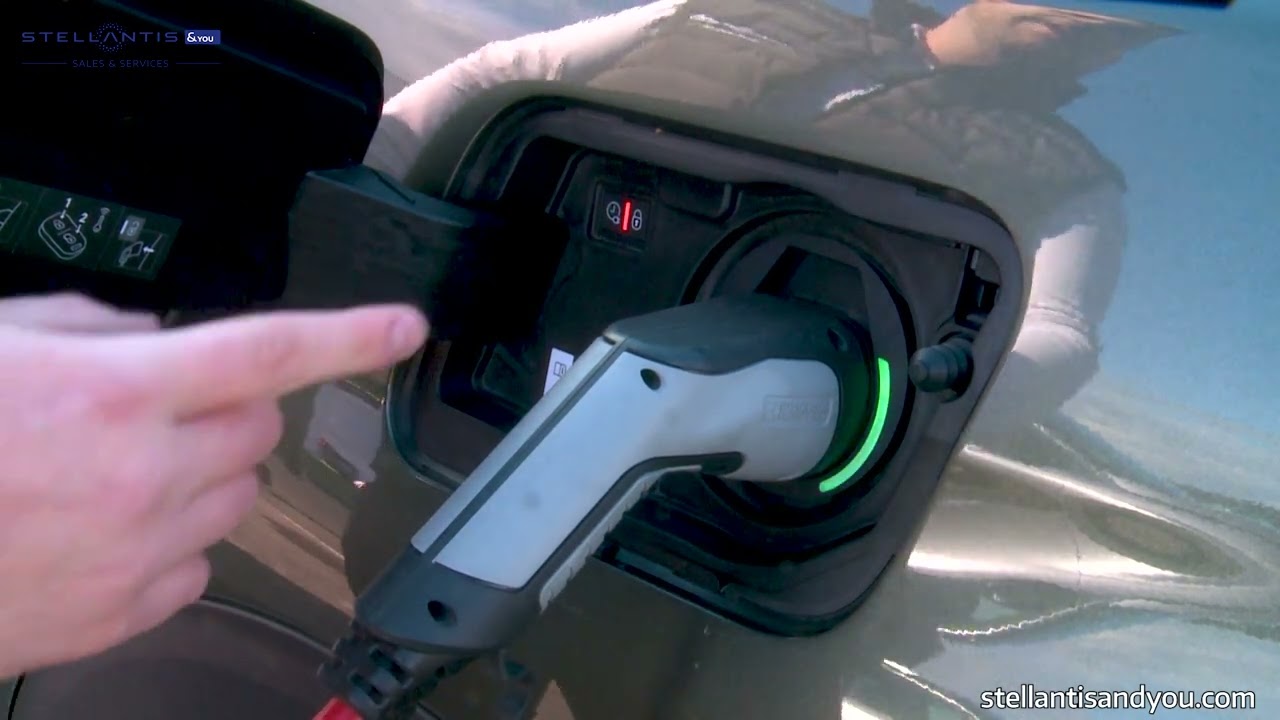 Prise en main véhicule d'occasion - Peugeot 3008 GT Hybride focus câble de recharge