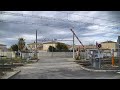 Ref:_OUmgUV3UEo Spoorwegovergang istres (f) // railroad crossing // passage � niveau