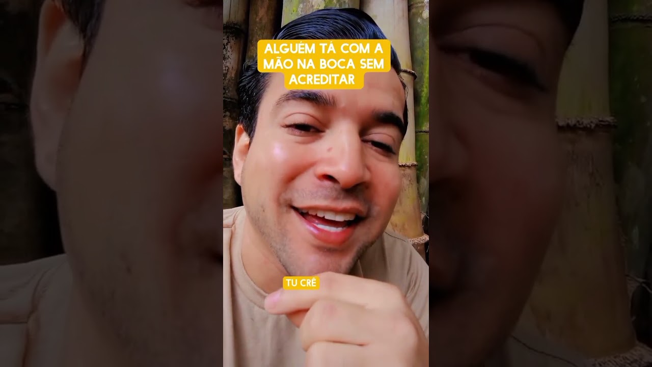 Alguém está com a mão na boca sem acreditar 