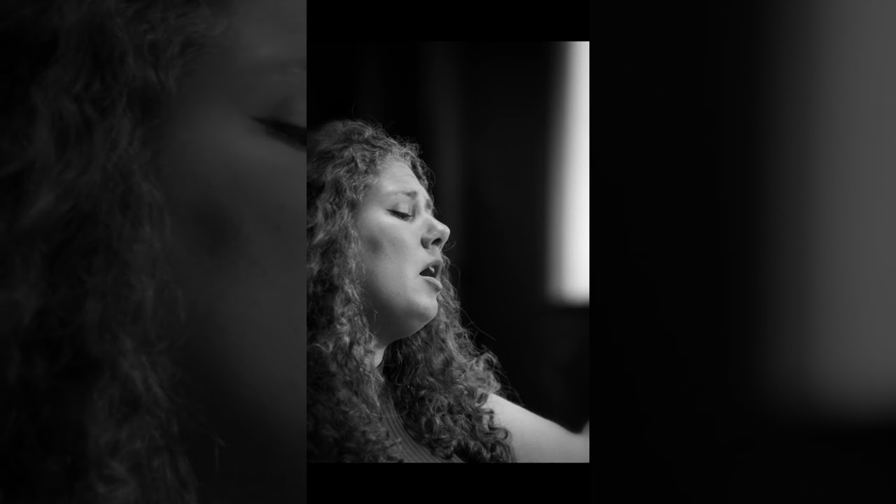 Femke Smit & Mike del Ferro -"Casaco Marrom"" - 